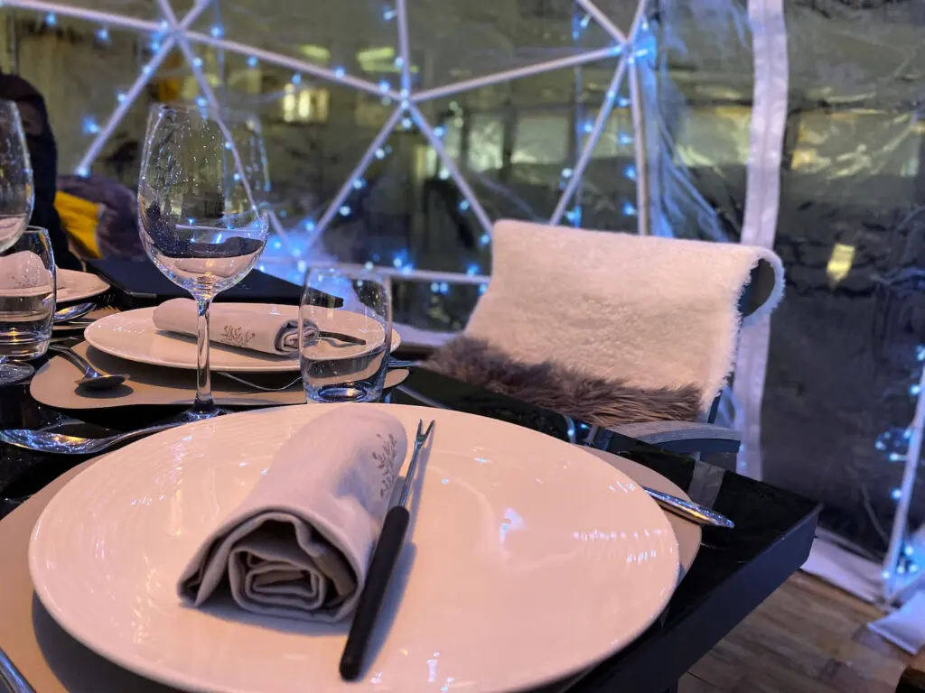 Kaasfonduen in een iglo in Châtel