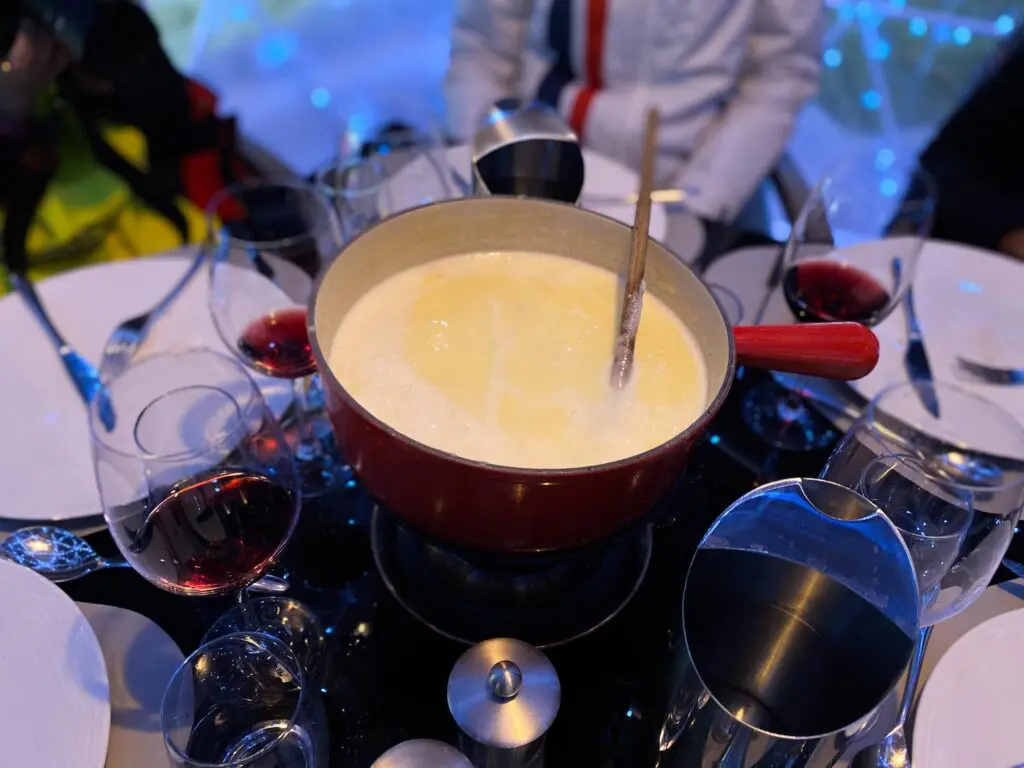 Kaasfondue in een iglo in Châtel