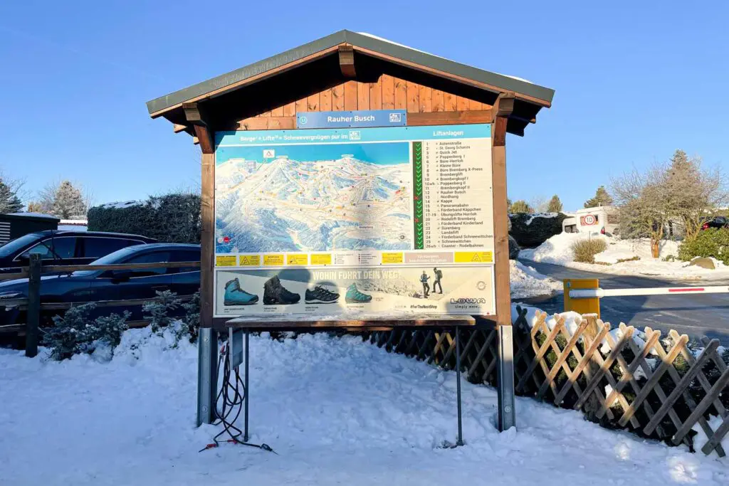 Bord met pistekaart in Winterberg