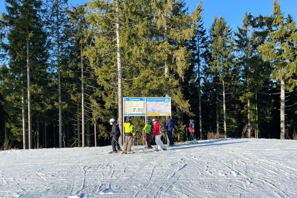 Bord met pistekaart Winterberg