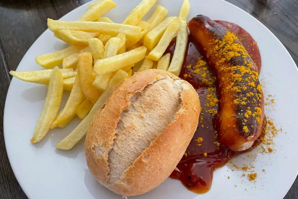 Curryworst met brood en patat