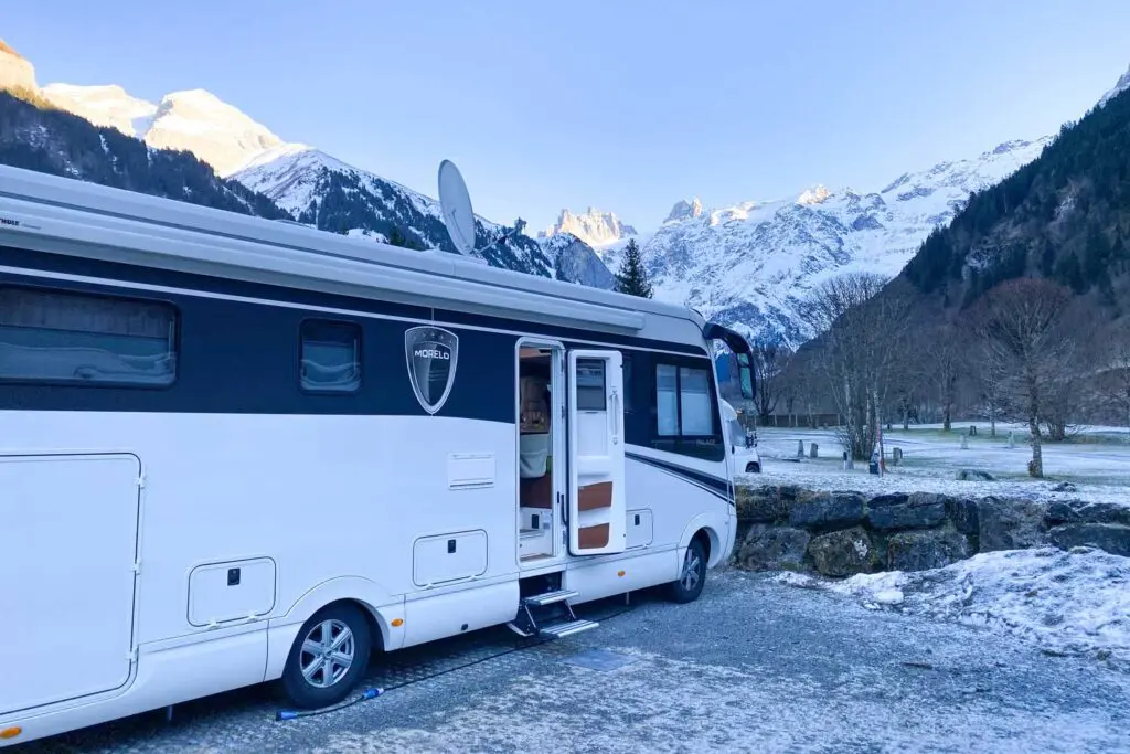 Wintercamperen met luxe camper in de Alpen