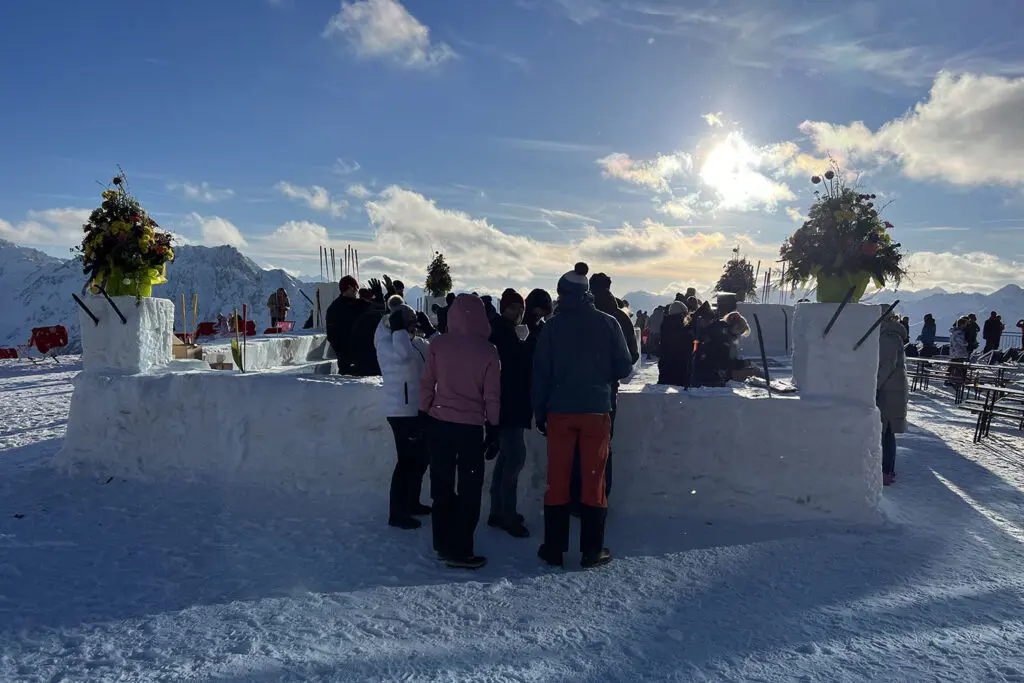 mensen bij de ijsbar in Ischgl