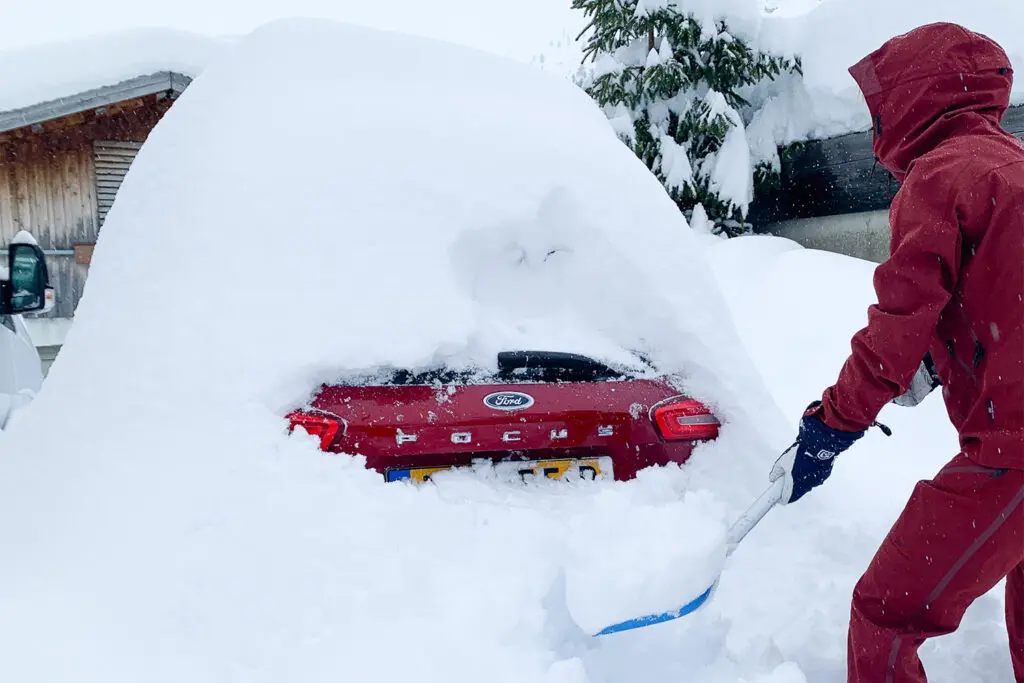 Auto volledig ingesneeuwd
