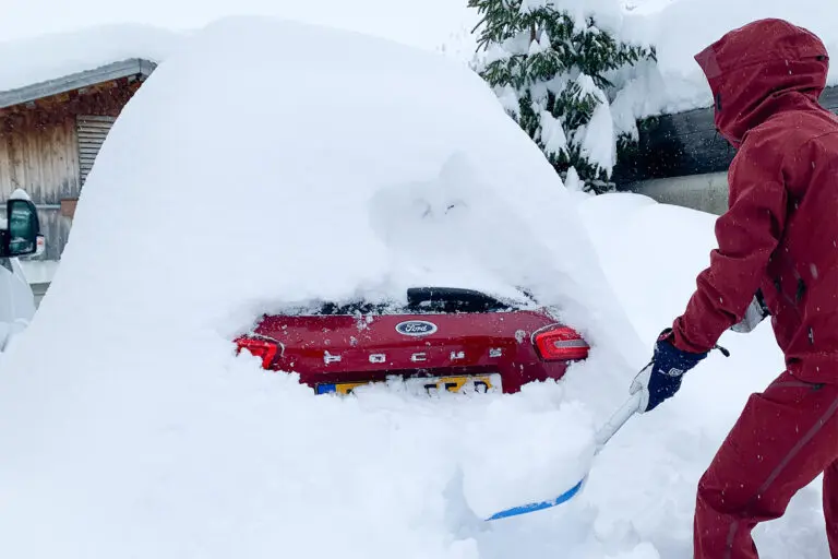Auto volledig ingesneeuwd