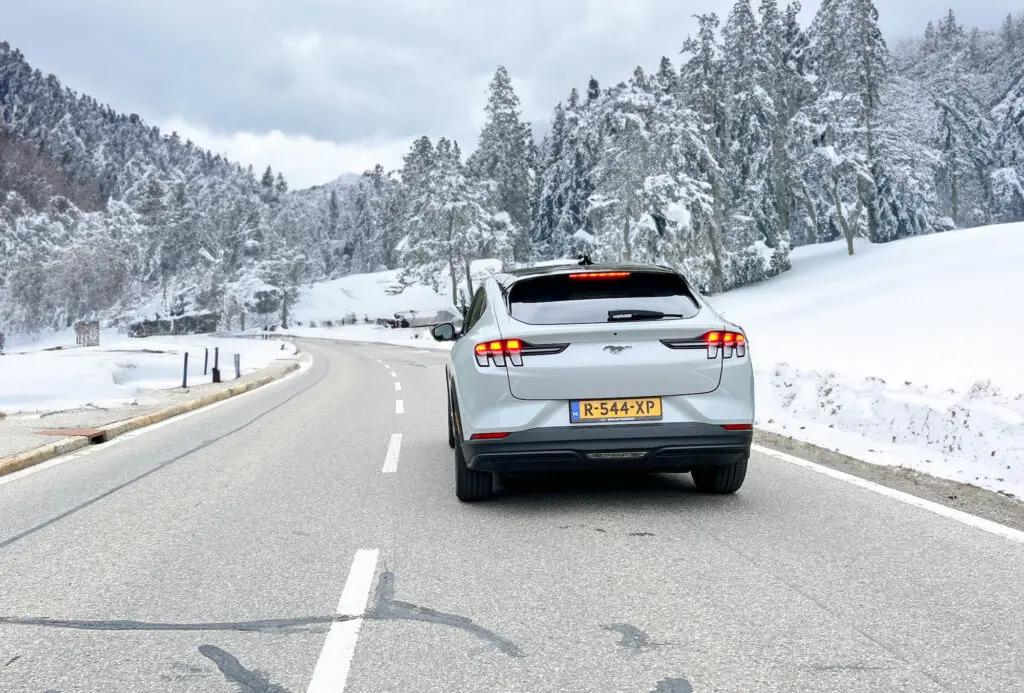 Auto in de besneeuwde bergen
