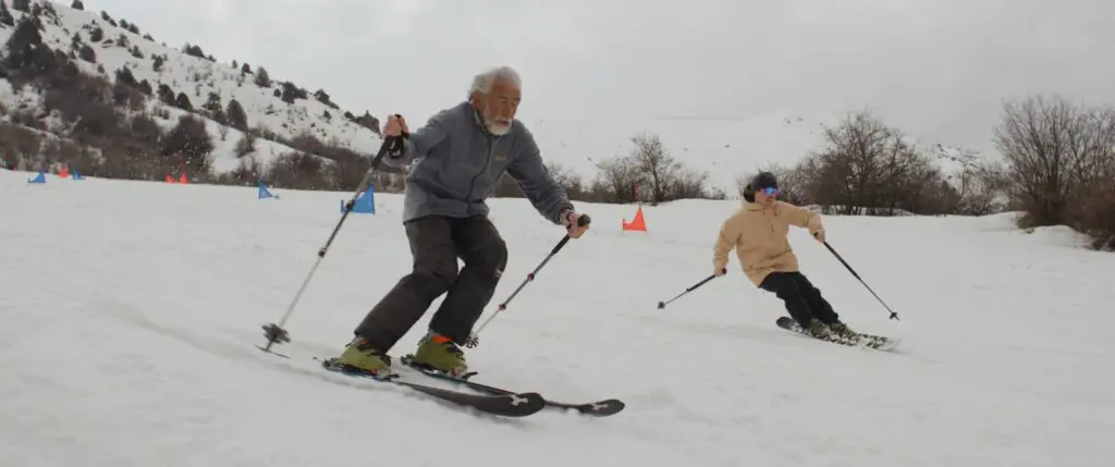 Paul de Groot skiet op een piste in Oezbekistan