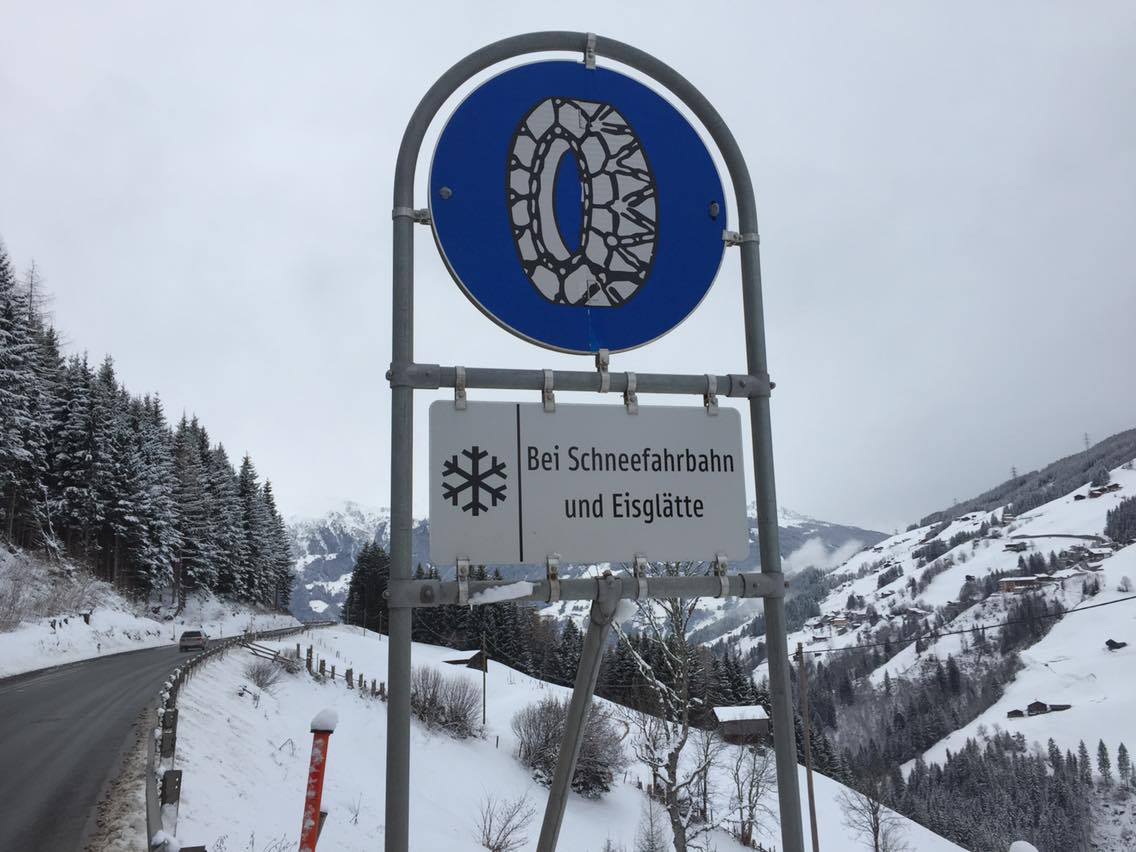 Straßenschild, das auf Schneekettenpflicht hinweist