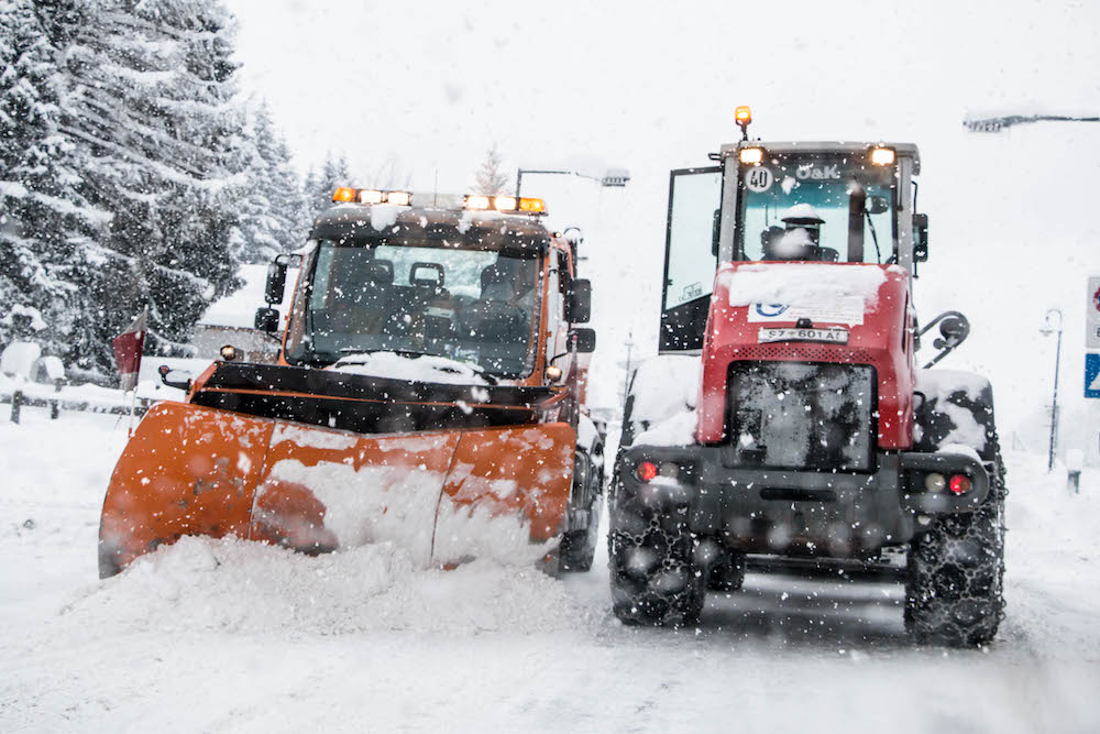 Sneeuwschuiver en trekker