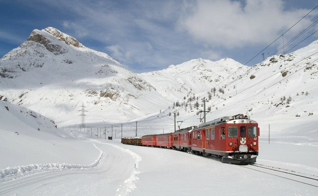 Eine winterliche Zugfahrt während der Weihnachtsferien.