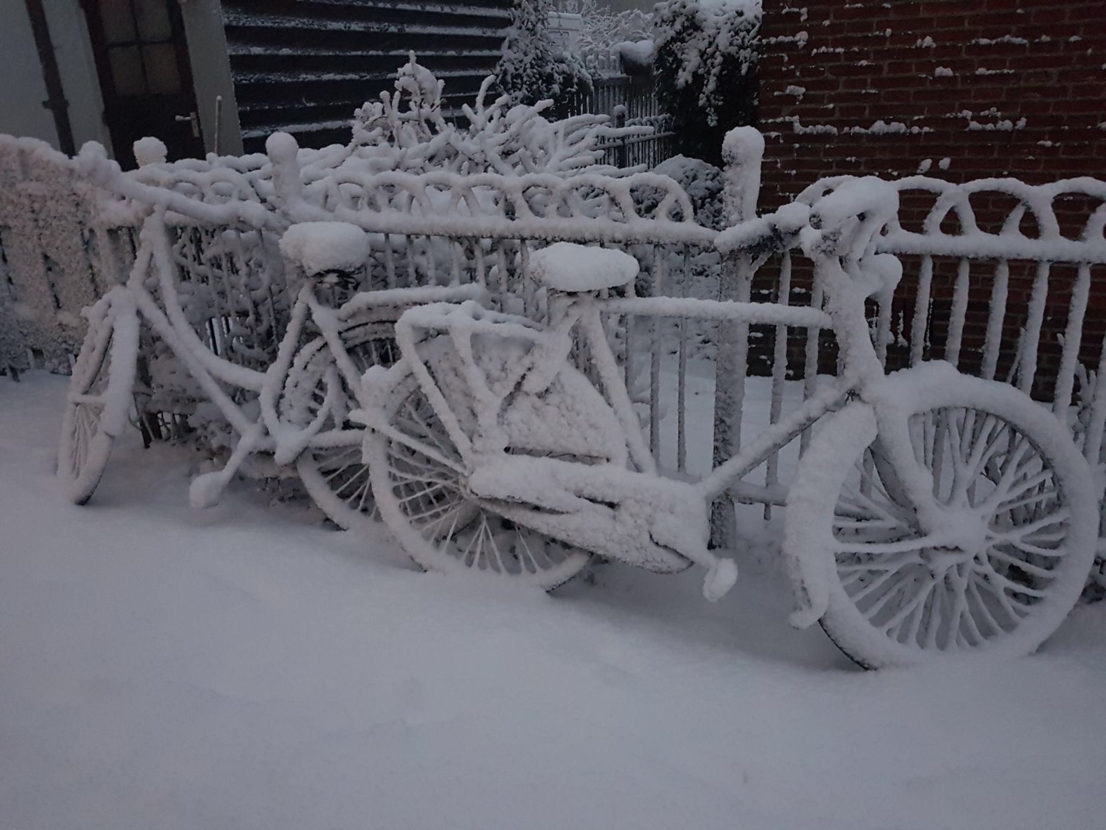 Sneeuw in Nederland op een fiets