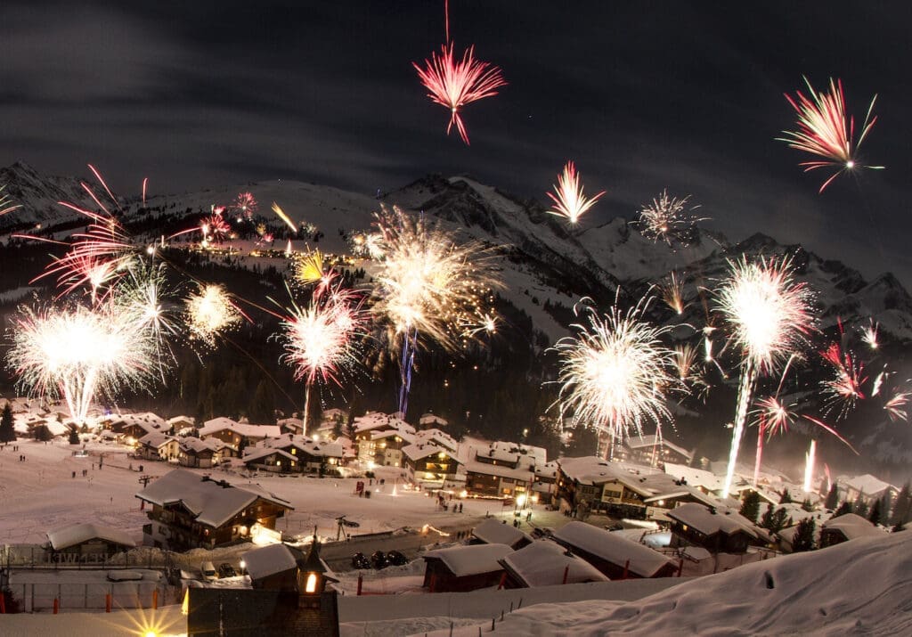 Feuerwerk in den Bergen während der Wintersport-Silvesternacht