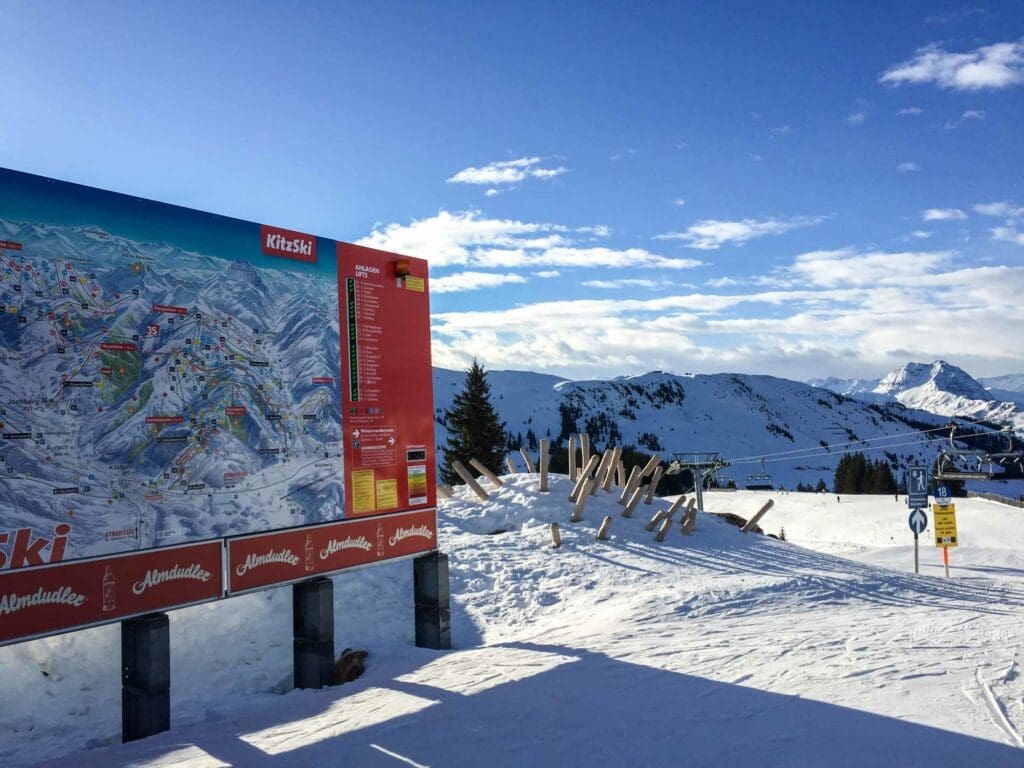Warnleuchte für Lawinengefahr auf Pistenschild im Skigebiet