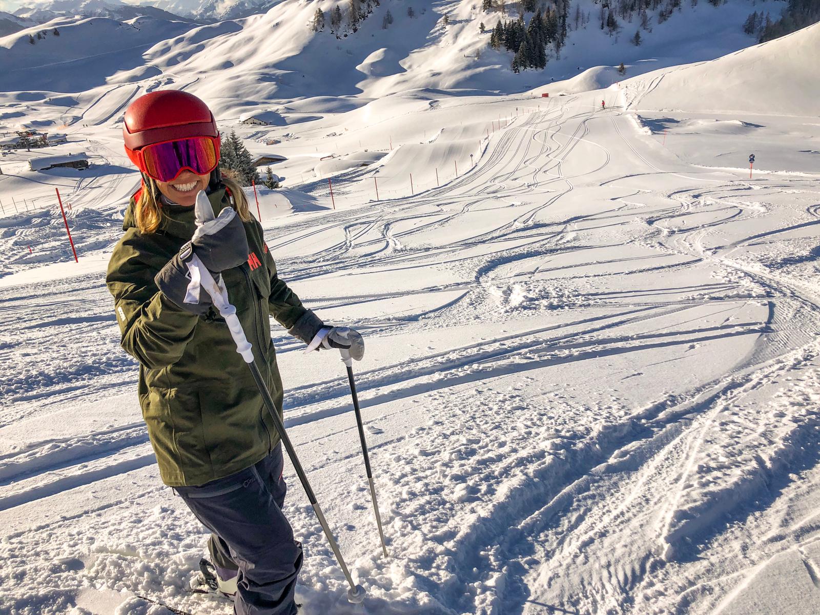 Skiën in de poeder op de piste in Kitzbühel