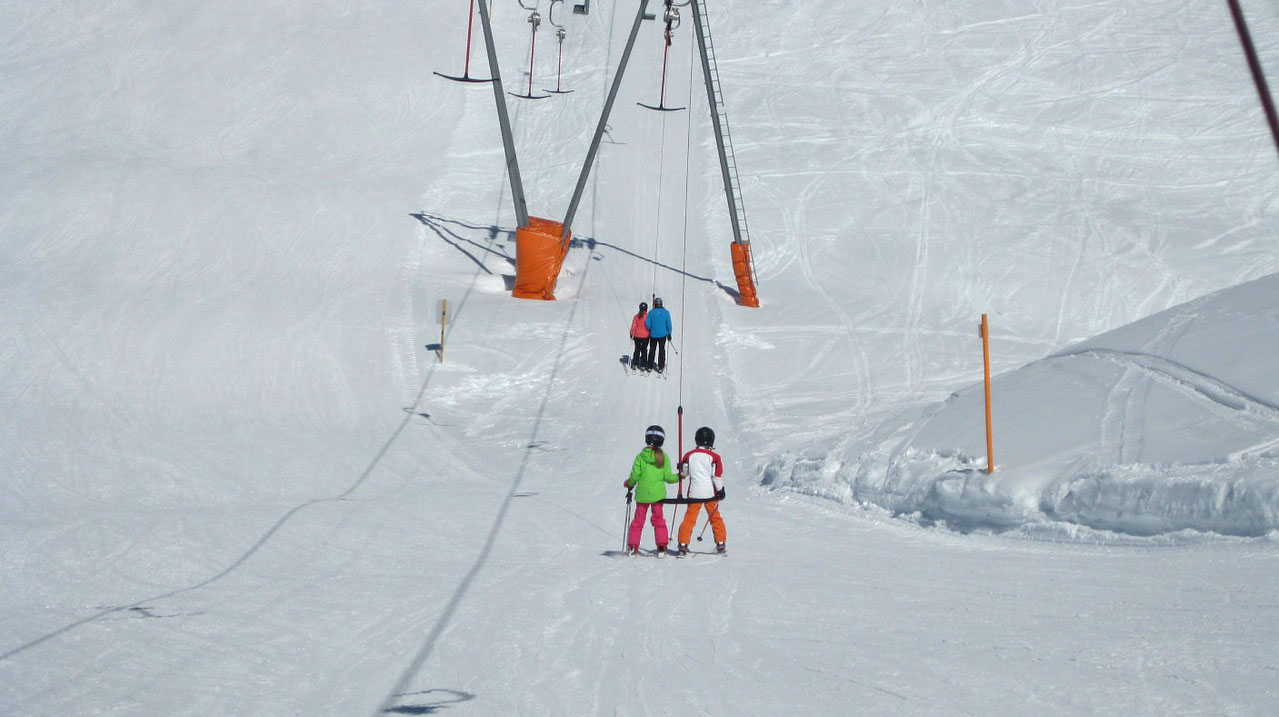 Kinderen op een sleeplift