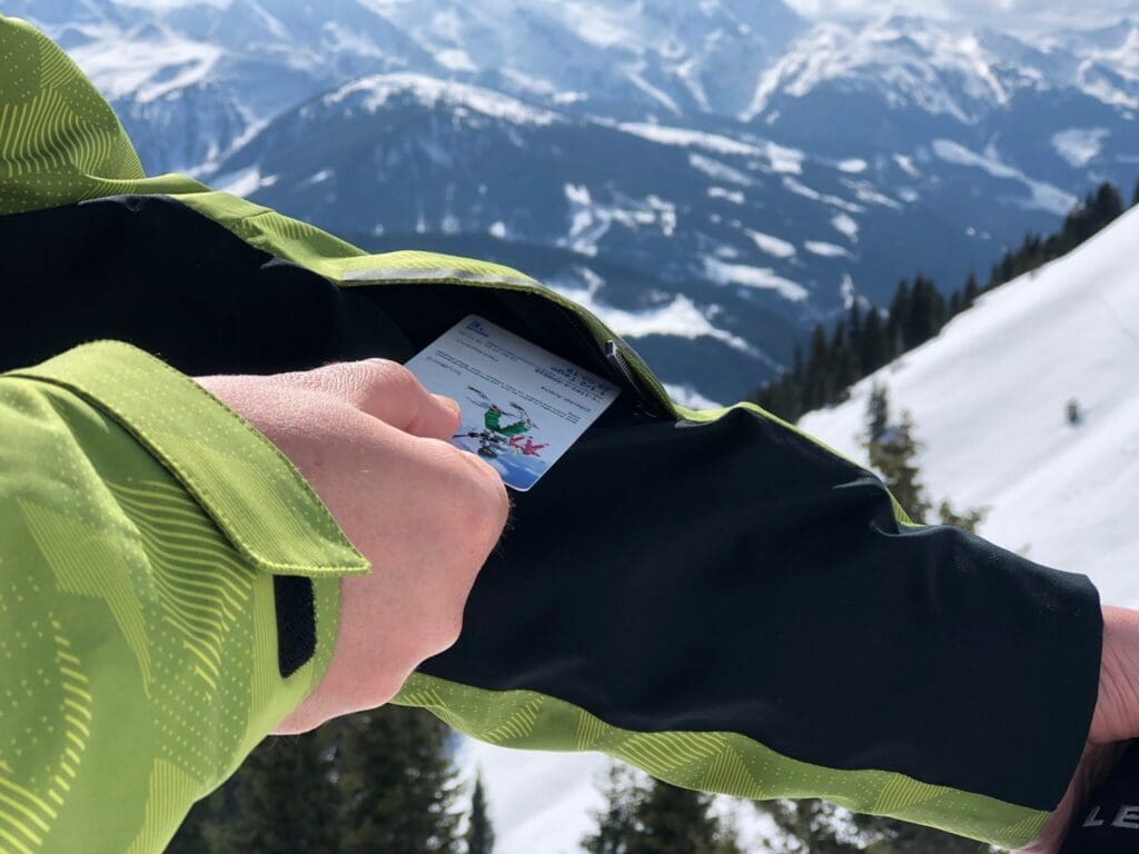 Skipass in der Jacke