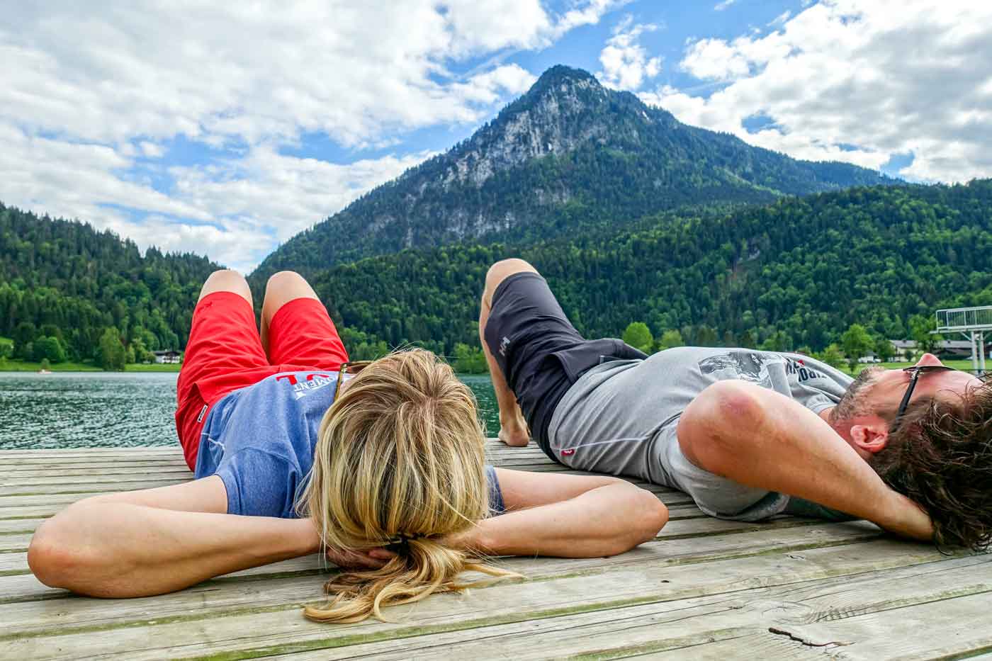 An einem Bergsee in den Alpen liegend