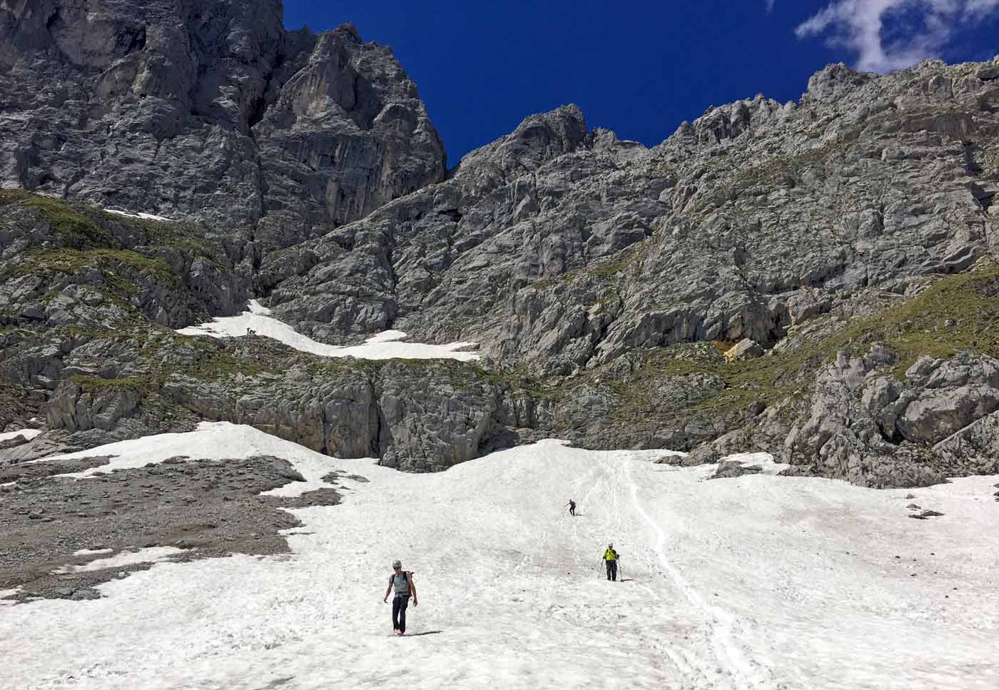 Sneeuw op de berg in de zomer