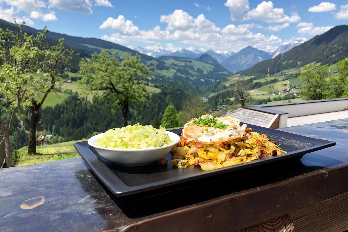 Tiroler Gröstl in einer Berghütte im Sommer