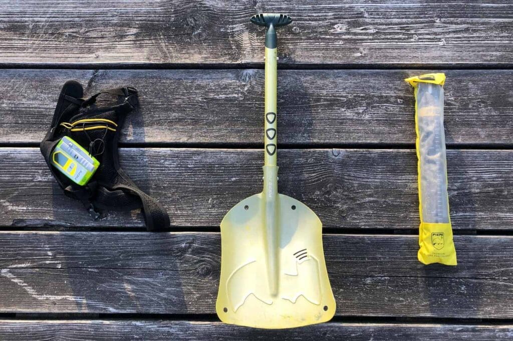 Lawinenausrüstung: Lawinenschaufel, Lawinensonde und Lawinenverschüttetensuchgerät