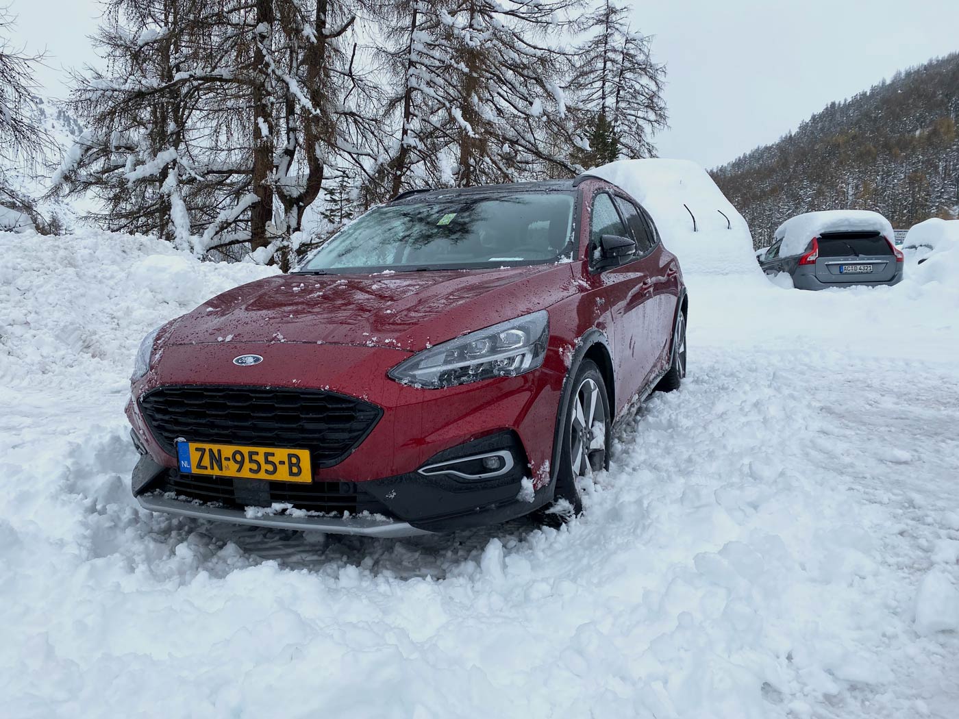 Auto in de sneeuw op wintersport