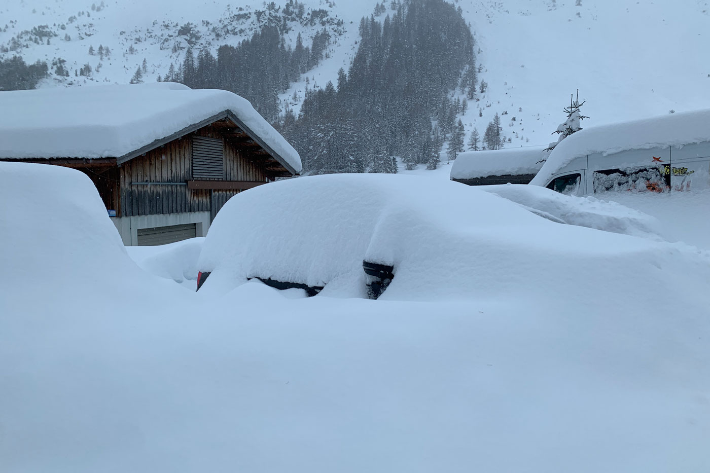 Sneeuw op auto's en huis