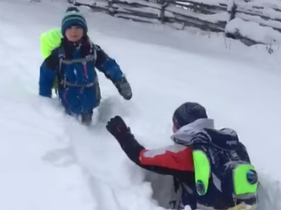 Kinderen naar school in sneeuw