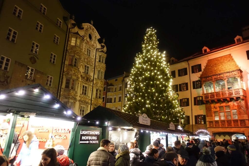 Weihnachtsmarkt beim Wintersport zu Weihnachten in Innsbruck