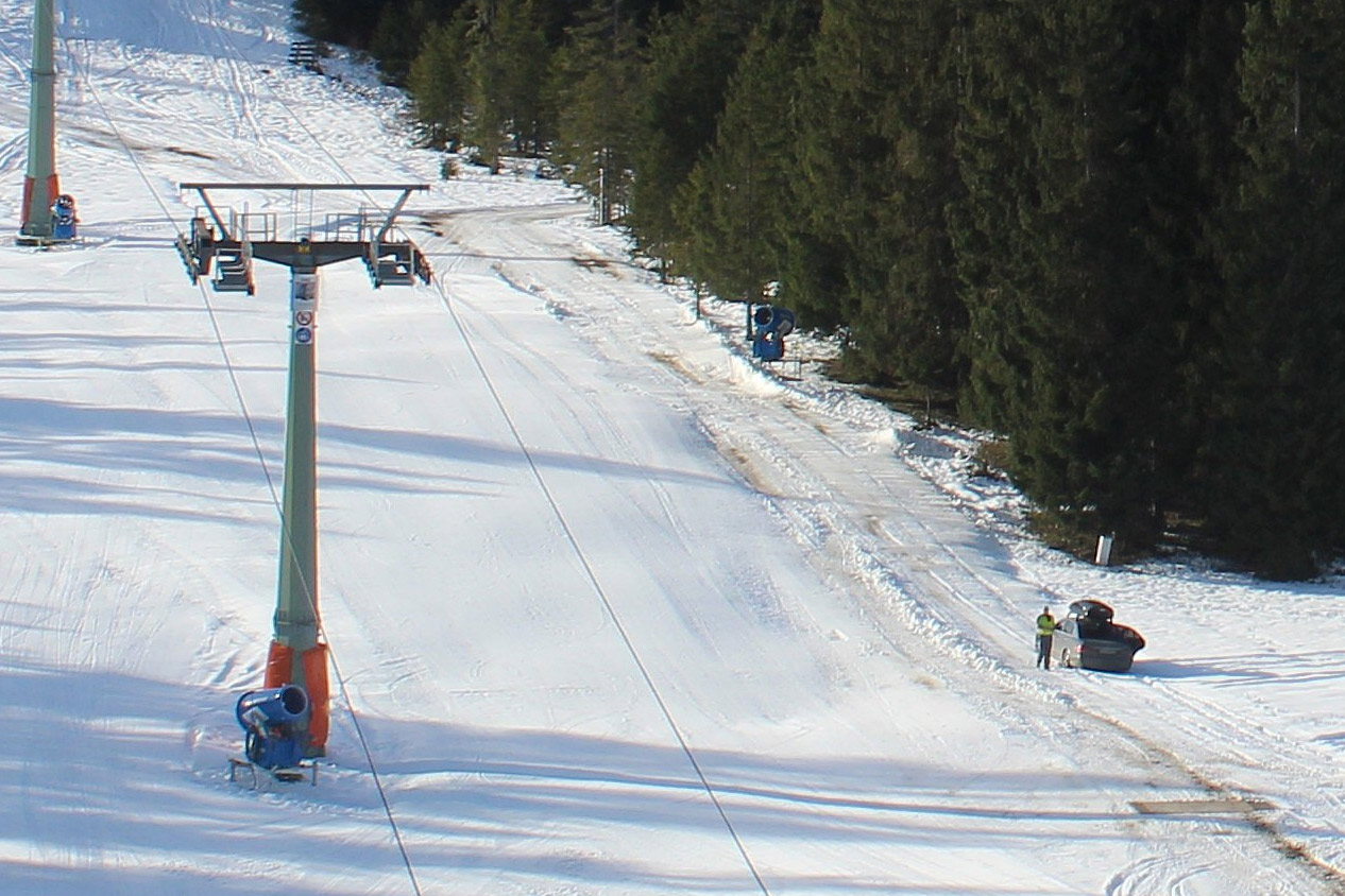 Auto op piste in skigebied