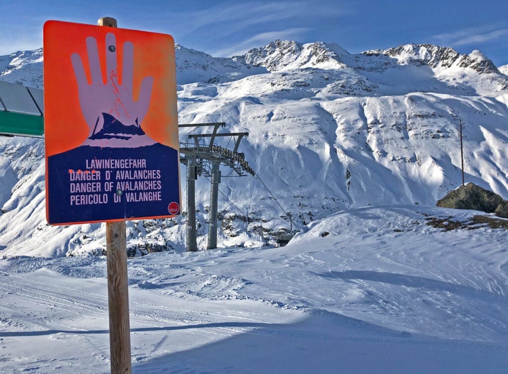 Lawinengefahrzeichen im Skigebiet