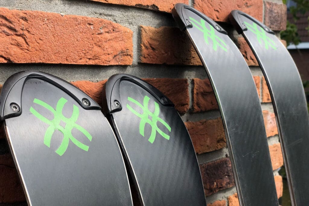 Skier gegen die Wand