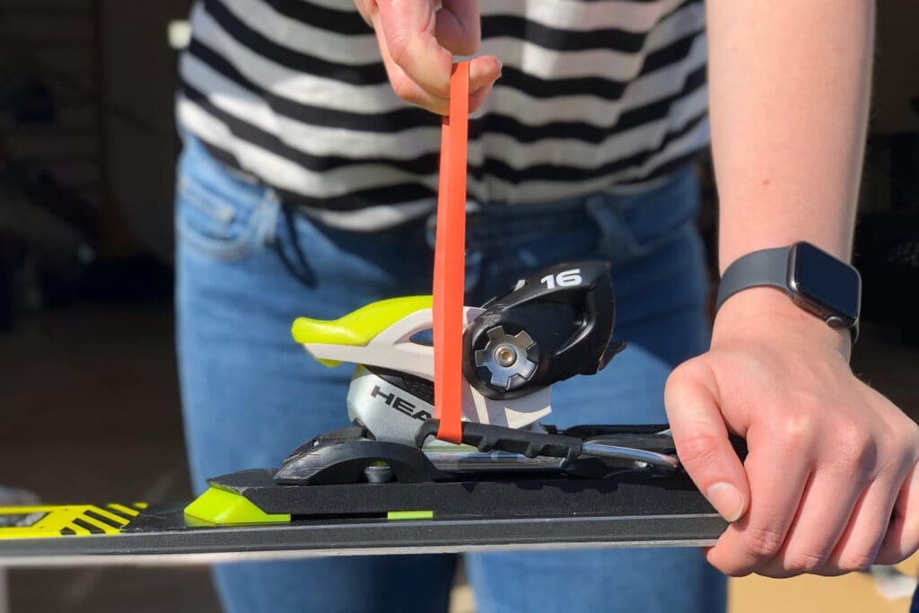 Gummibänder für das Skiwachsen anbringen