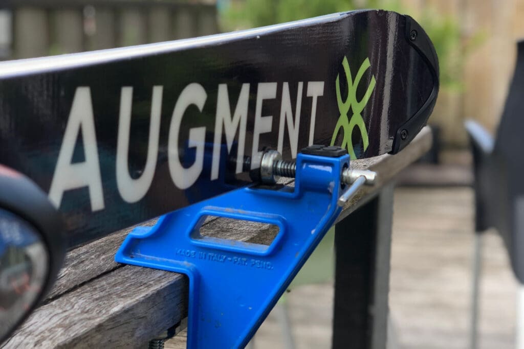 Ski im Klemmset beim Skiwachsen