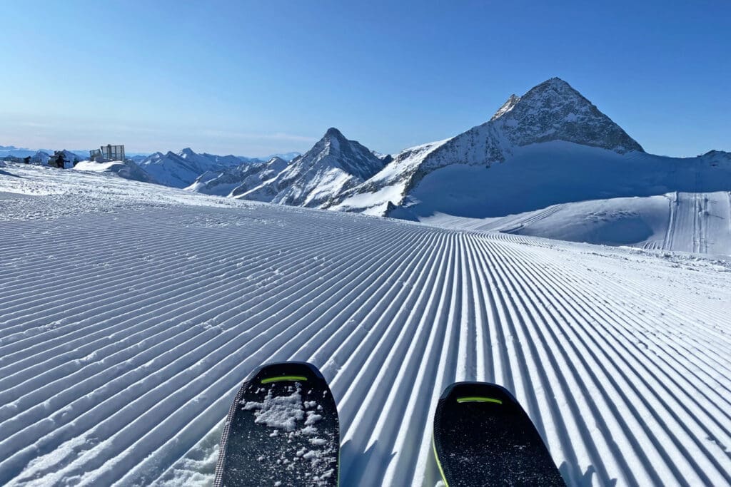 Gerippter Ski