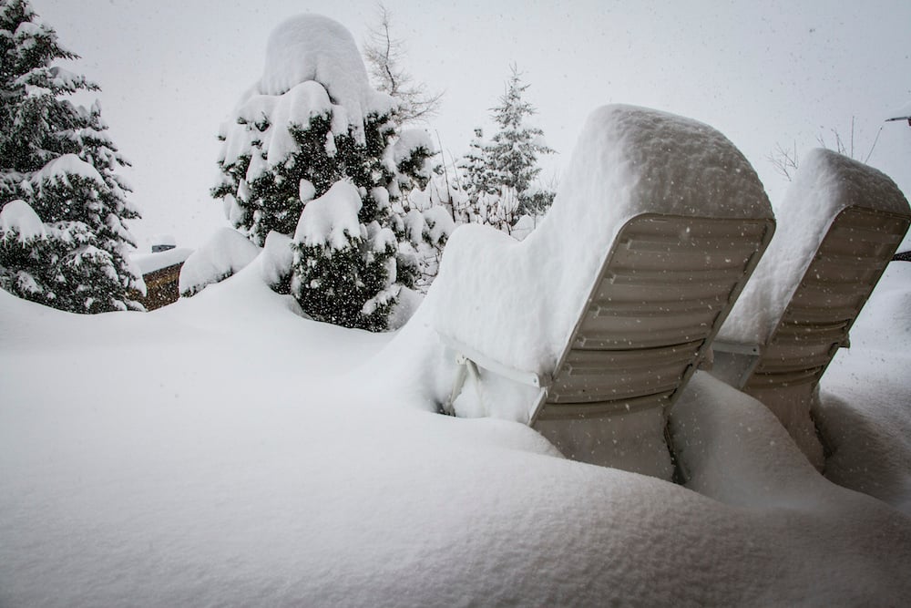 Verse sneeuw op ligstoeltjes