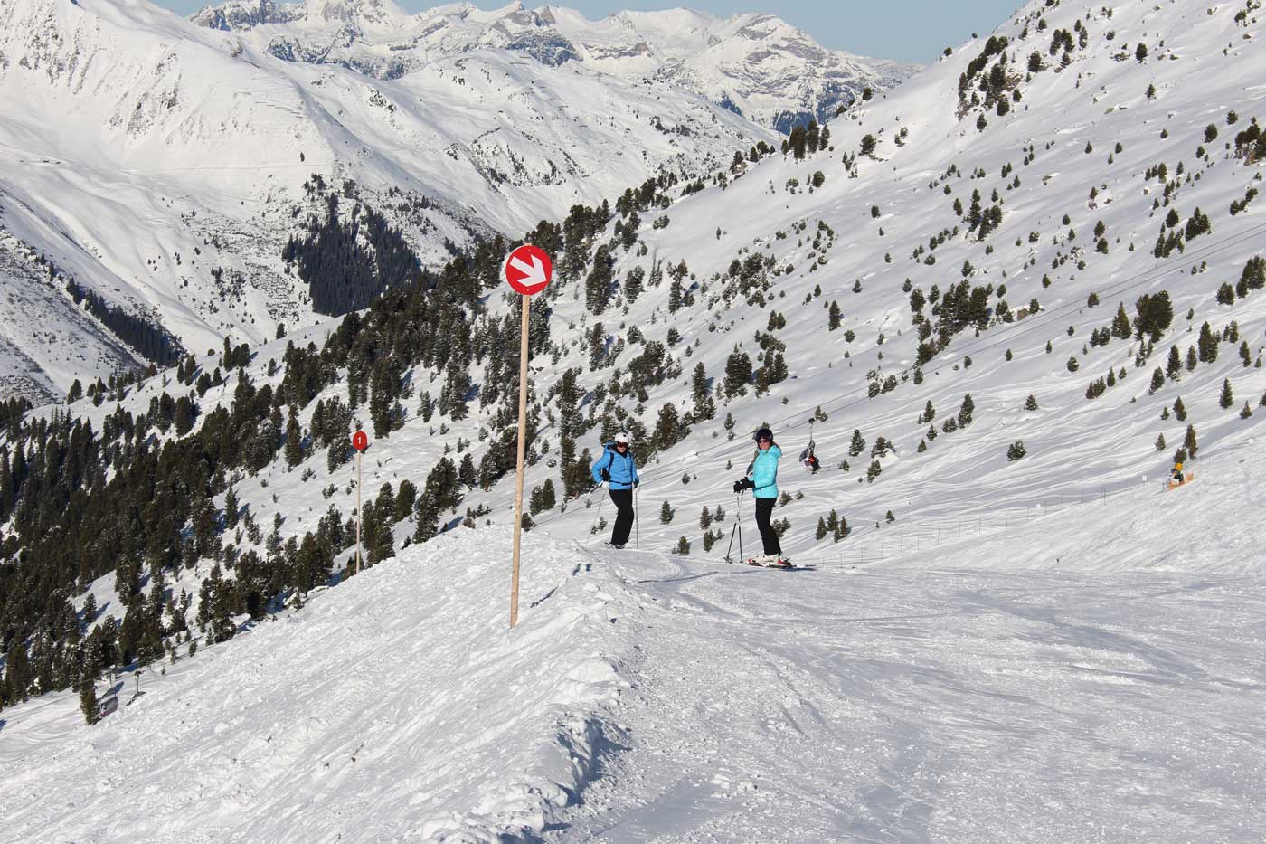 Skiërs op de piste in skigebied Hochzillertal-Hochfügen