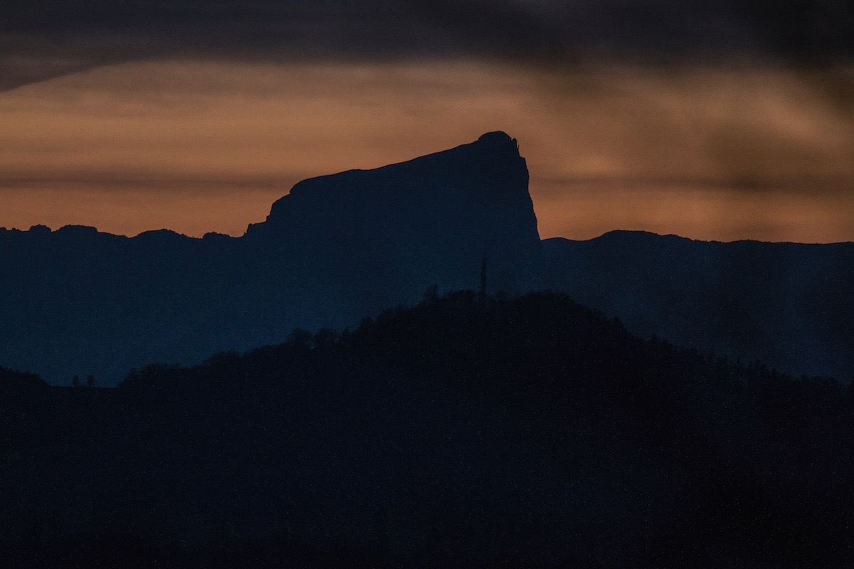 zonsondergang met berg