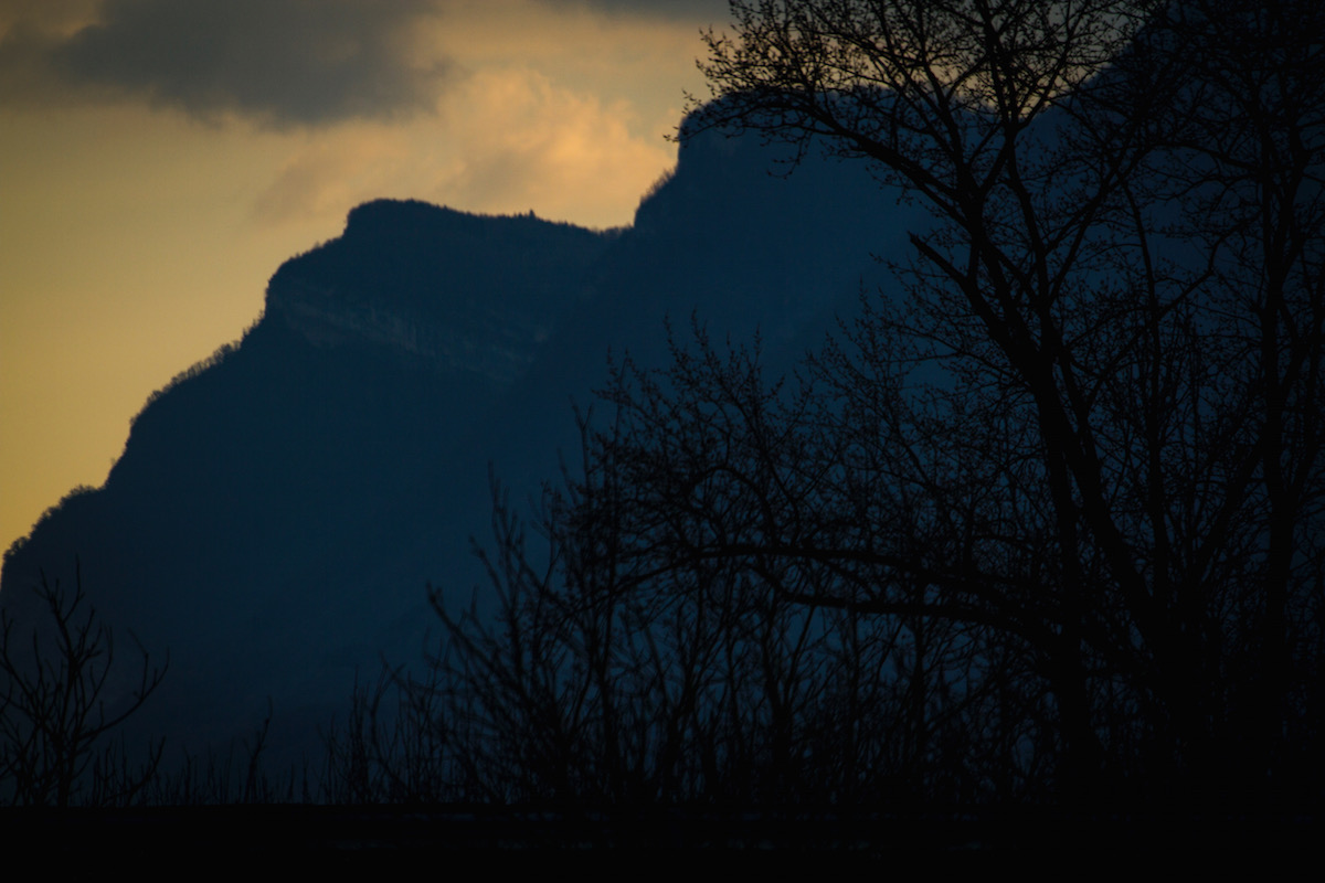 Zonsondergang en berg