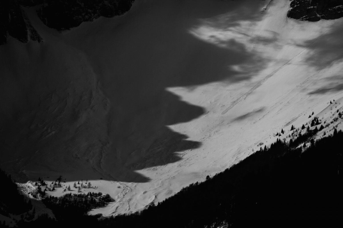 Besneeuwde berg langs de Route de Napoleon