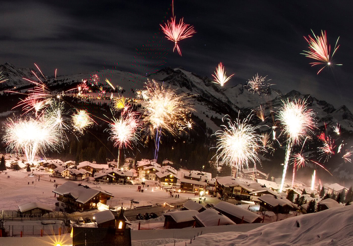 Vuurwerk in de bergen tijdens wintersport oud en nieuw