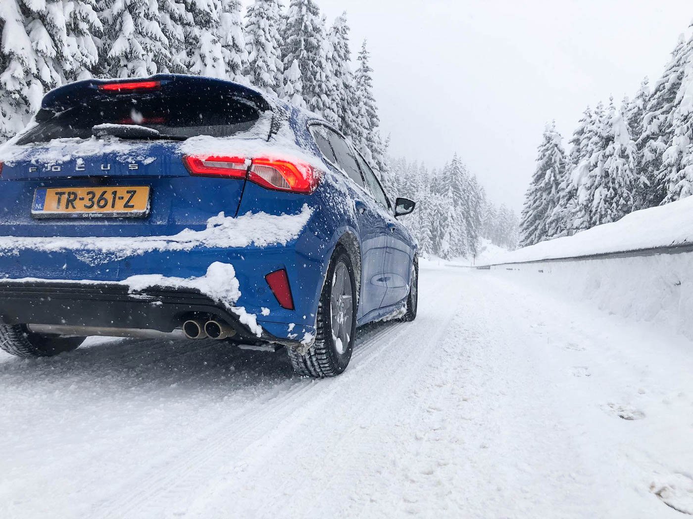 Rijden met de auto in de sneeuw