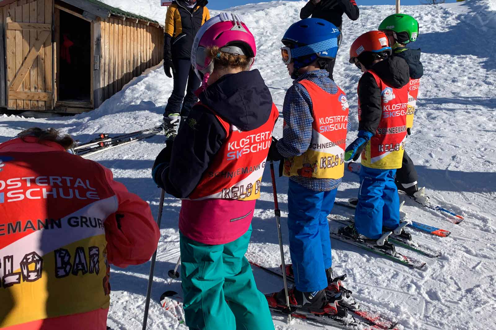 Kinderen op skiles bij de skischool
