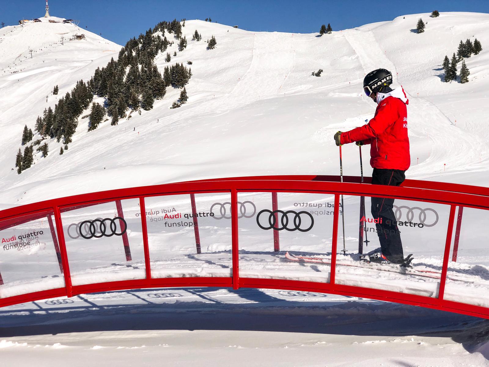 Kitzbühel op een bruggetje op de piste