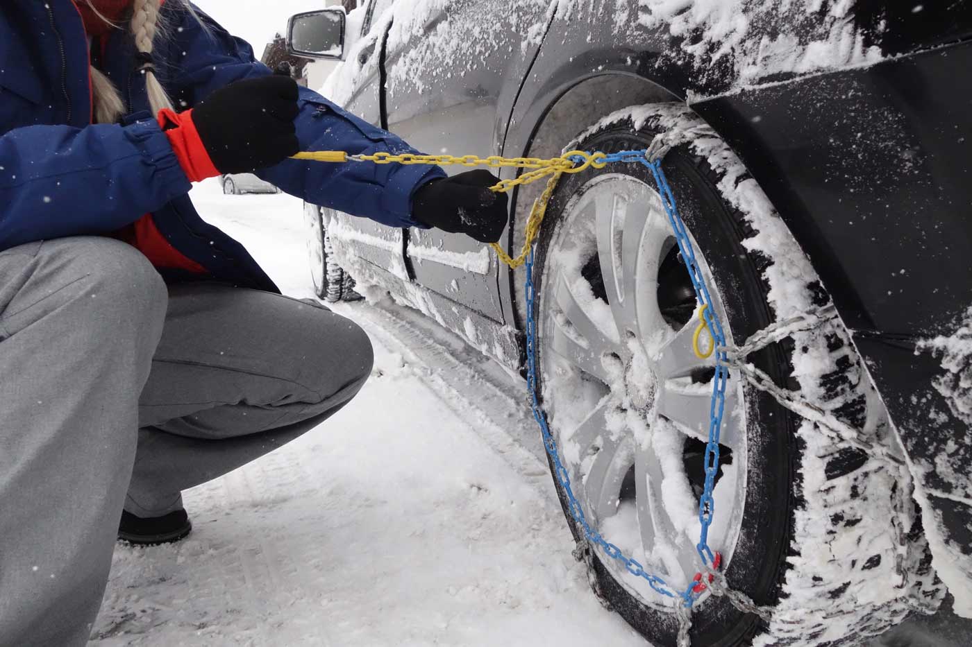 Sneeuwkettingen omleggen om een autoband