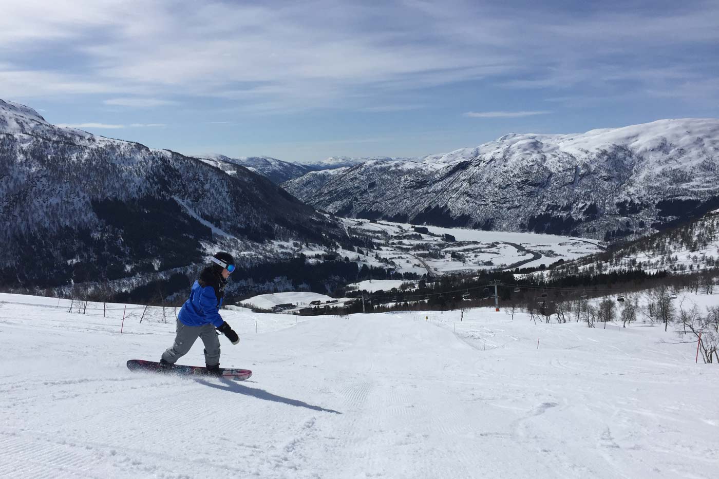 Snowboarden op de piste in Myrkdalen