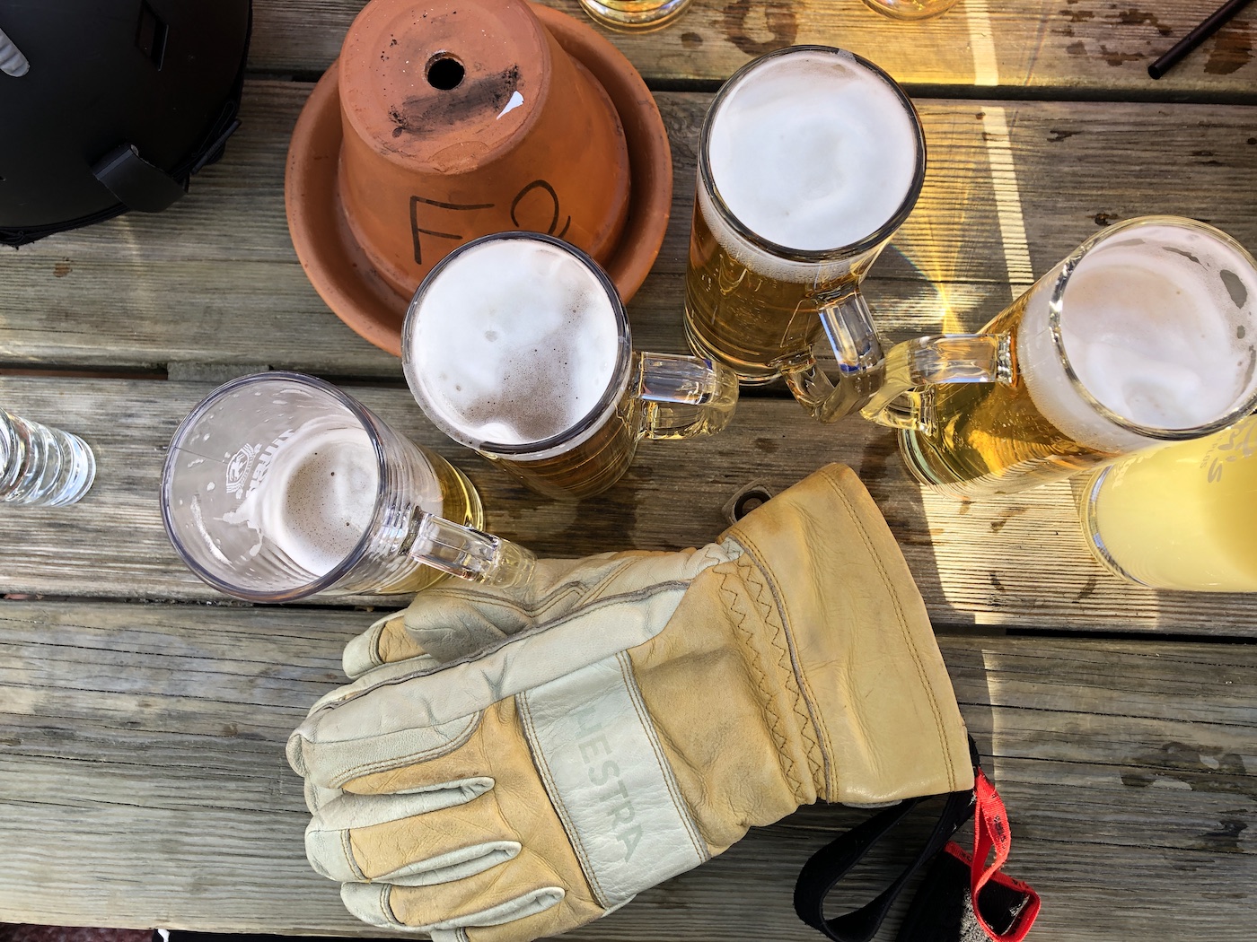 Bier en handschoen in Après-ski
