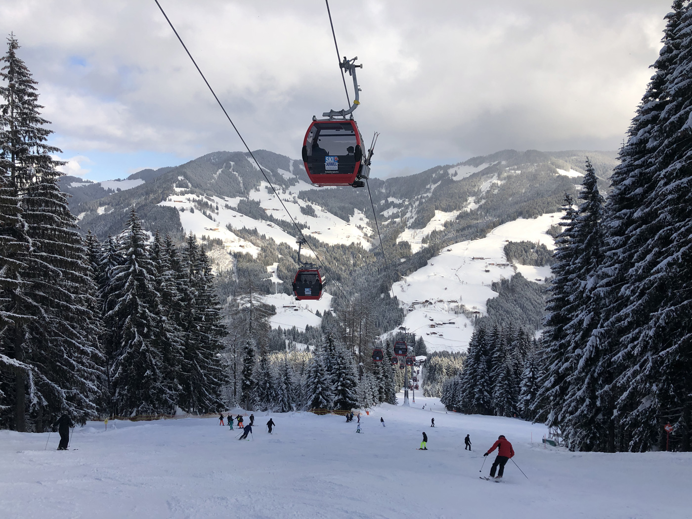 Blik op de piste in Ski Juwel