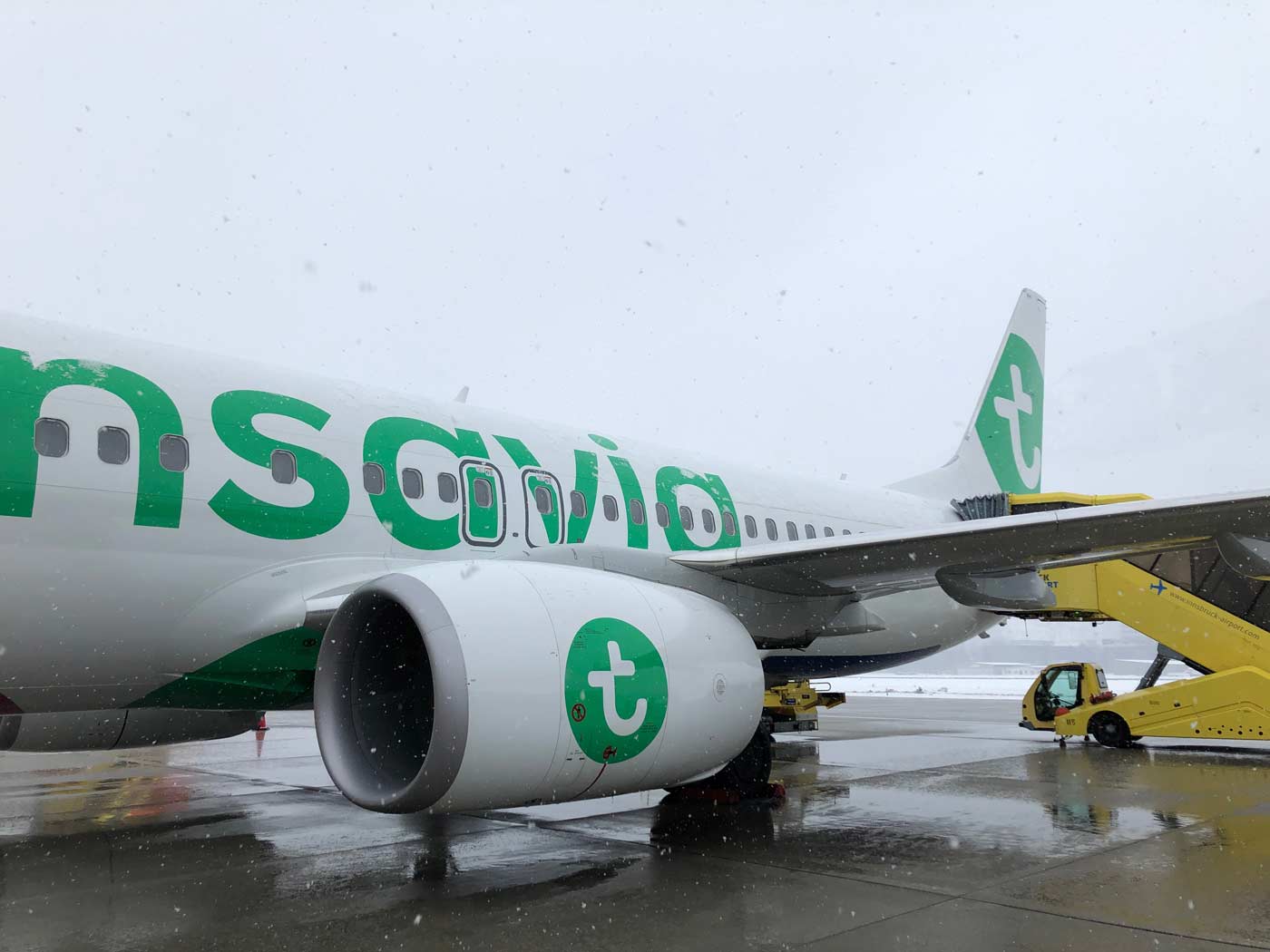 Vliegtuig Transavia op vliegveld Innsbruck