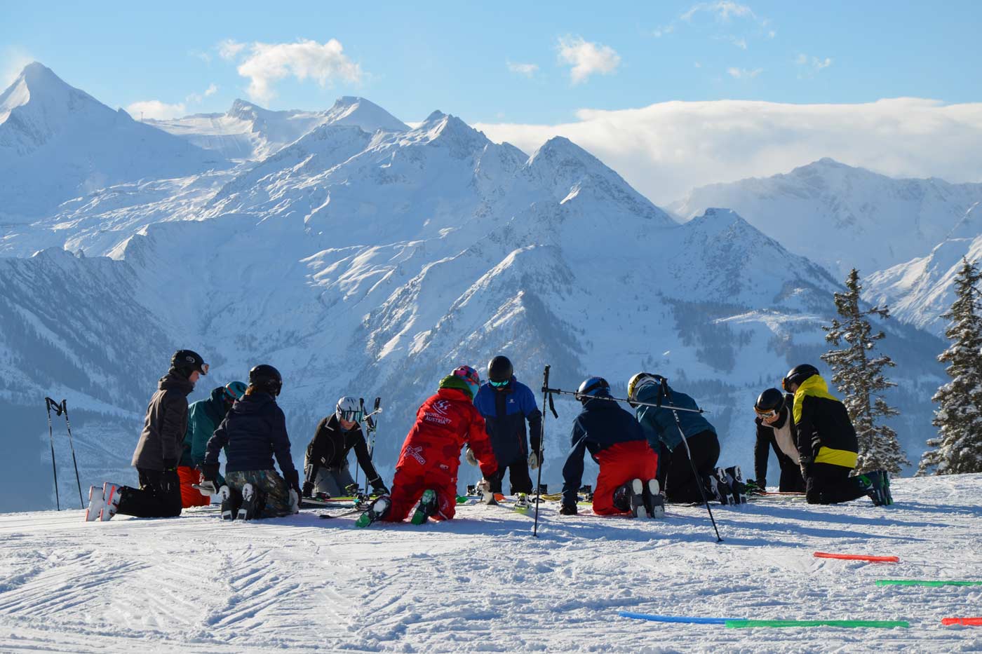 Skileraren oefenen voor skileraar op de piste