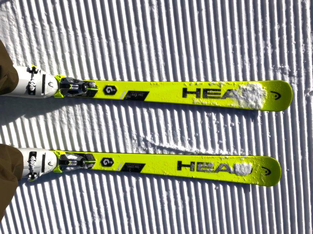 Ski's op een vers geprepareerde piste